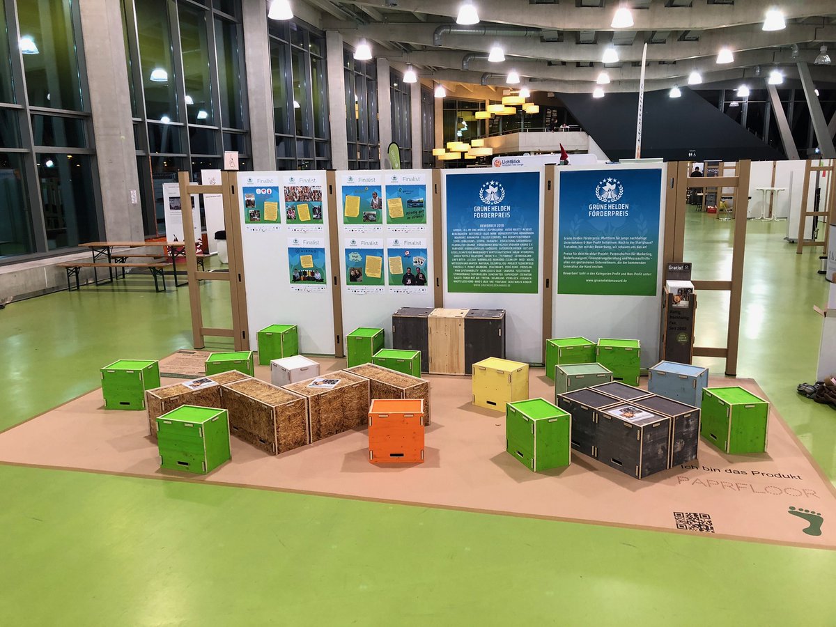 Auch im kleinen schön! #paprfloor hat beim #grüneheldenaward die Grundlage geschaffen und den #Boden auf der #veggienale &amp; #fairgoods im #cruisecenteraltona #hamburg #gesponsert 
Gratulation #Supercoop , #Marmalade und Publikumsliebling #Alvego.

Der nachhaltigere Messeboden!