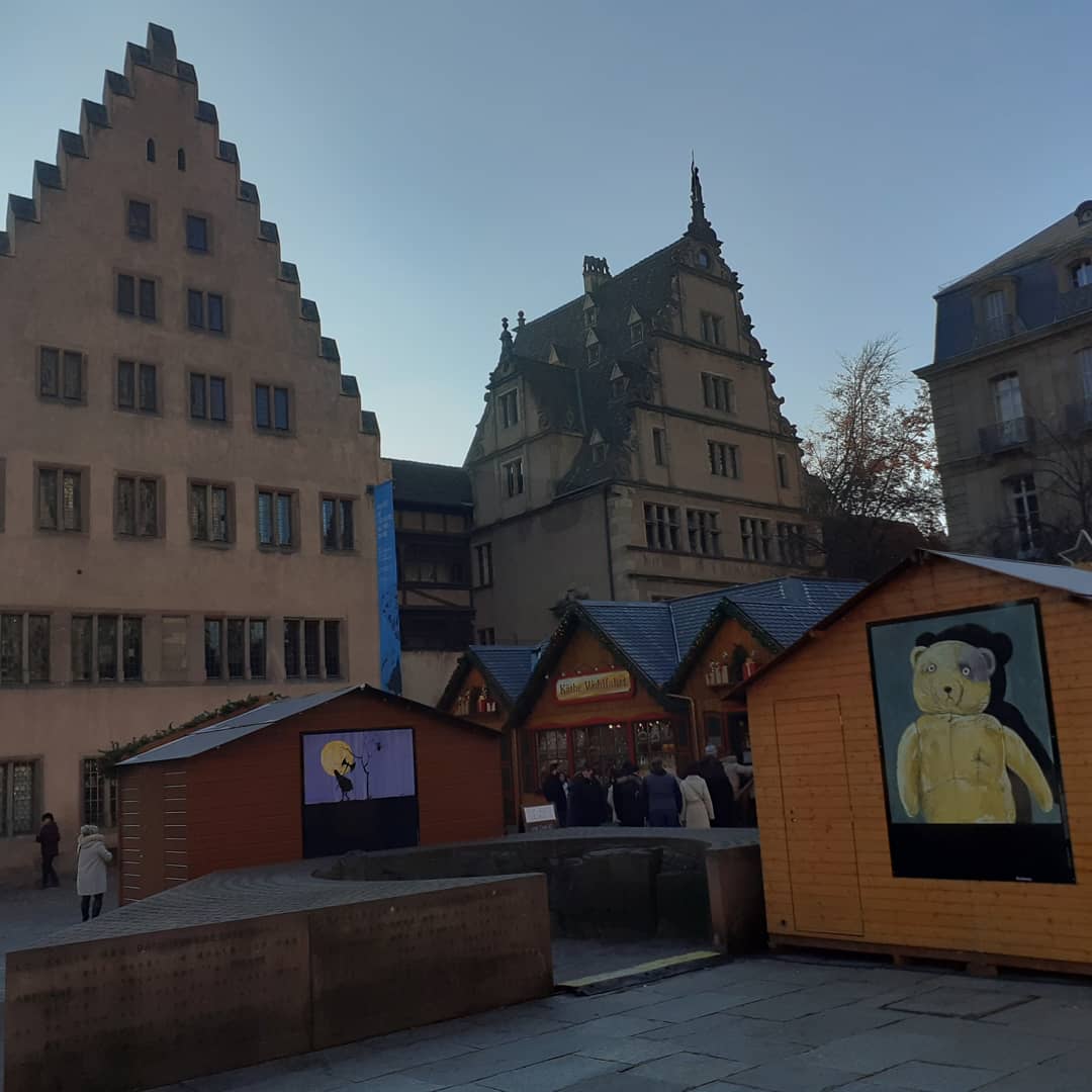 PierreAGERON's tweet photo. #Strasbg #Chalets et pignons, age médiéval et postmodernité ( avec fils electriques) dans la métropole touristique @Stras_Tourisme @Bathilde_gd @Zehub @CZumboLebrument @AprogetOfficiel @lgayme @leblogdelaville @NicoDeStras https://t.co/aJ2wb9sPBQ
