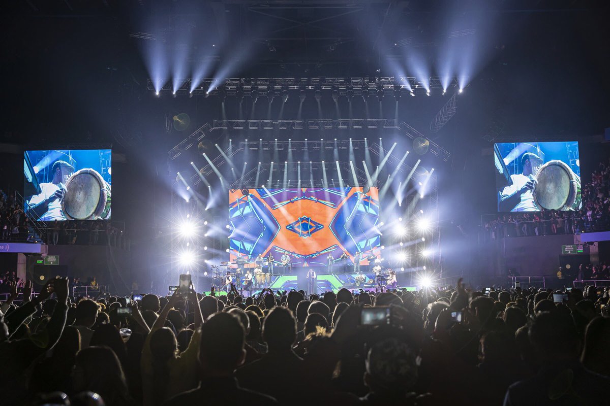 Robelighting's tweet photo. Juan Luis Guerra kicked off his 2019 tour with a #lightingdesign created by #designer Daniel Charif working with #programmer &amp; #lightingdirector Emmanuel Ferry using a rig of @Robelighting #MegaPointe, #Spiider &amp; #BMFL luminaires supplied by Línea Estratégica. (📸 @loosplat) https://t.co/euw10ZFTRY