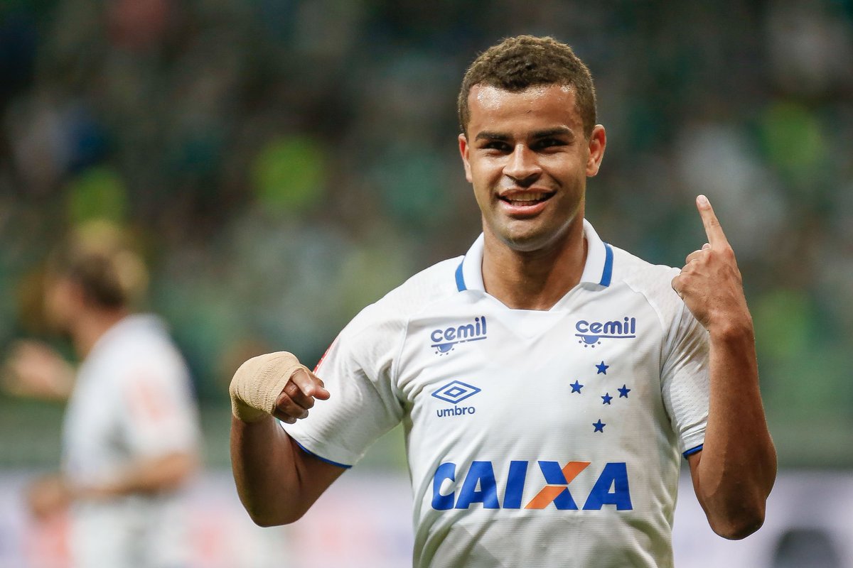 CartolaNaticoFC's tweet photo. 📜 #ALeiDoEx | Alisson (Grêmio):
• O meia do Grêmio jogou e foi revelado pelo Cruzeiro. De 2013 a 2017 no profissional, ele fez 160 jogos, marcou 22 gols, mais o forte dele é nas assistências. Será que marca contra o ex clube?
@Leidoexbr | #CartolaFC | #CNFC https://t.co/4AzUlT6nzY