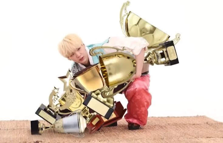 koorumbs's tweet photo. bts filling their trophy bag with all those awards in mama and mma
#BTSinMAMA #MAMA2019 @BTS_twt https://t.co/nCppHoquZD