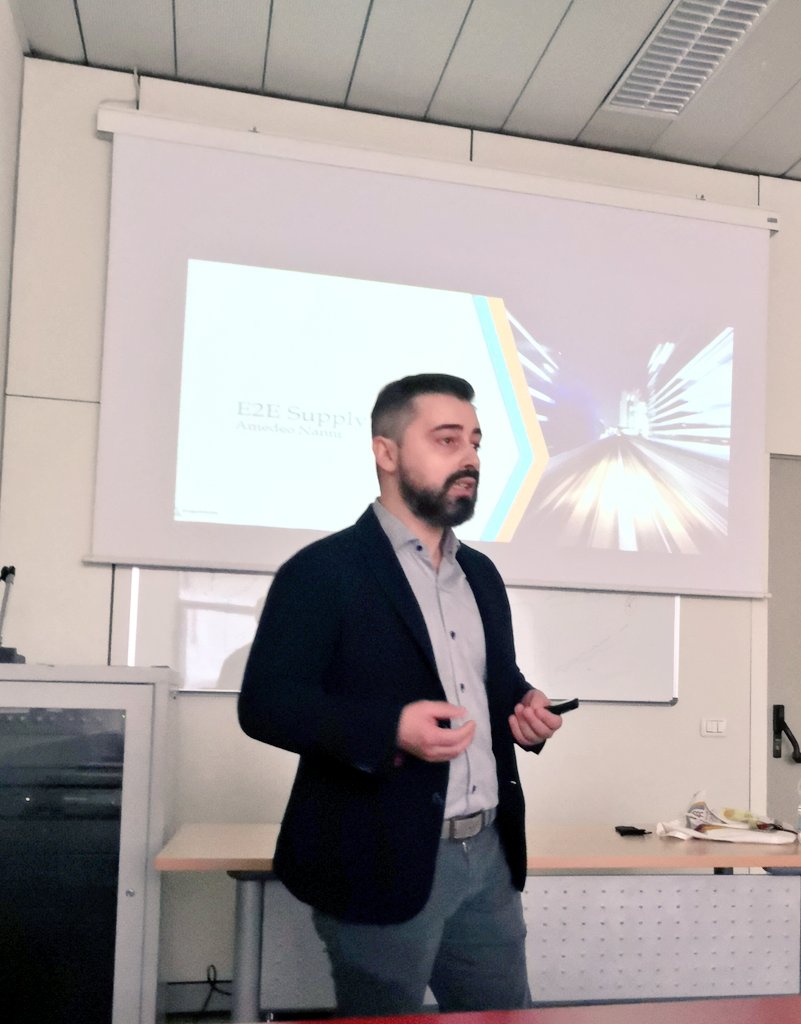 TRElab_3's tweet photo. Il nostro ex studente Amedeo Nanni parla del suo lavoro nella #endtoend #SupplyChain al seminario #TRElab di oggi al dipartimento di scienze politiche
@ScienzePolRoma3 https://t.co/7L2Srrw33z