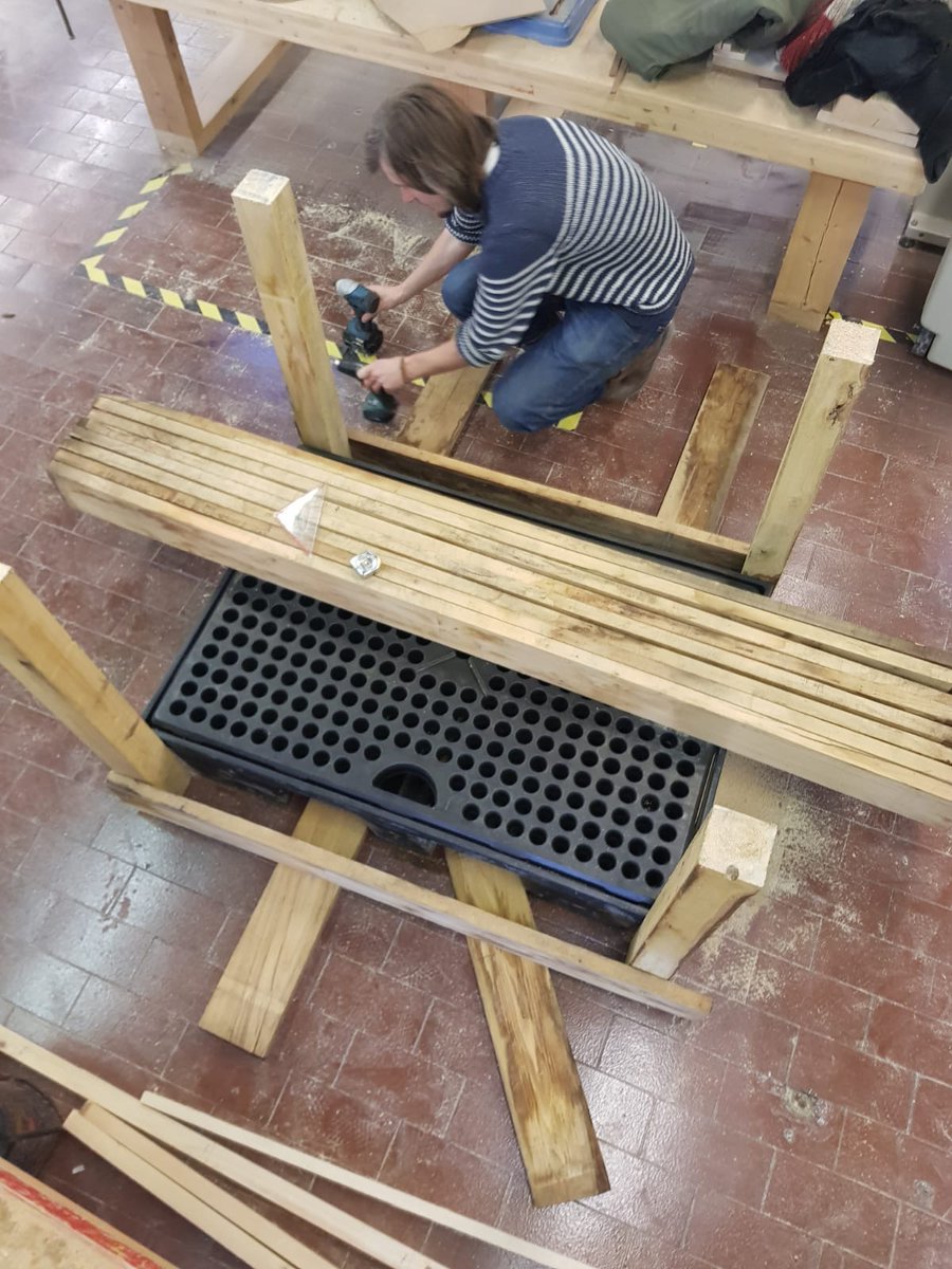 wormenhotel's tweet photo. Wouter Bauman en Arie van Ziel bouwen vandaag hard aan 't eerste Rotterdamse #wormenhotel. Het proefmodel komt bij #DeKas in #Blijdorp te staan. Al 8 huishoudens hebben zich aangemeld. In totaal worden er straks 10 gebouwd. Per wormenhotel kunnen 15 tot 20 huishoudens meedoen. https://t.co/8hXDFyUzOt