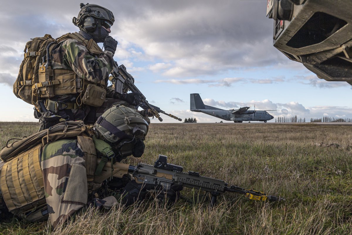 #IHEDN aujourd'hui, l'Armée de l'air accueille l'IHEDN sur la BA105 d'Evreux. Une base au rôle majeur puisqu'elle contribue à toutes les missions de notre armée : dissuasion nucléaire, posture permanente de sûreté aérienne, opérations extérieures et intérieures, renseignement.