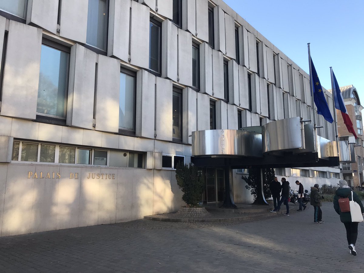 YannCasta's tweet image. [THREAD Liberté de la presse vs justice]
Photojournaliste, je suis au Tribunal de Lille pour couvrir le procès de trois militant d’ultra-droite. La sécu va être témoin de violences envers moi et la vice-présidente de menaces. Sans protéger l’exercice d’information. Story. @RSF_fr