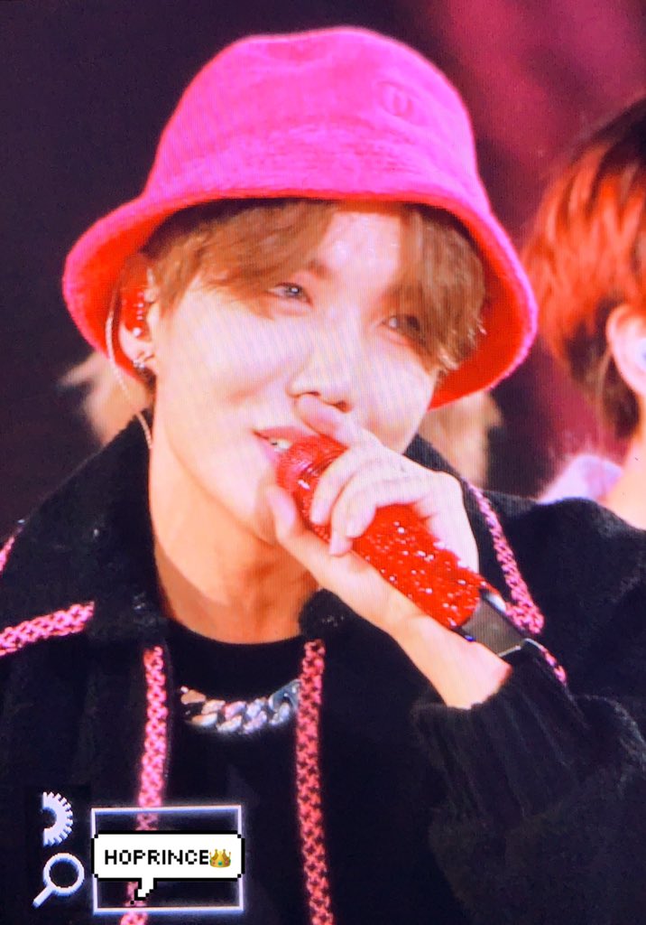HOPRINCE_218's tweet photo. 191204 MAMA 

@BTS_twt #BTS⁠ #방타소년단 #제이홉 #호석 #JHOPE https://t.co/6P88Ncp4tI