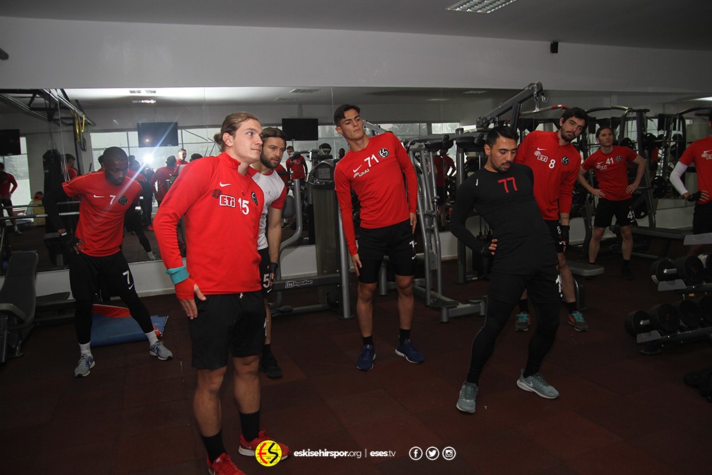 eses.tv | Takımımız Vali Hanefi Demirkol Tesislerinde gerçekleşen antrenmanla, TFF 1.Lig’in 14. haftasında karşılaşacağımız Cesar Grup Ümraniyespor maçı hazırlıklarını sürdürdü.