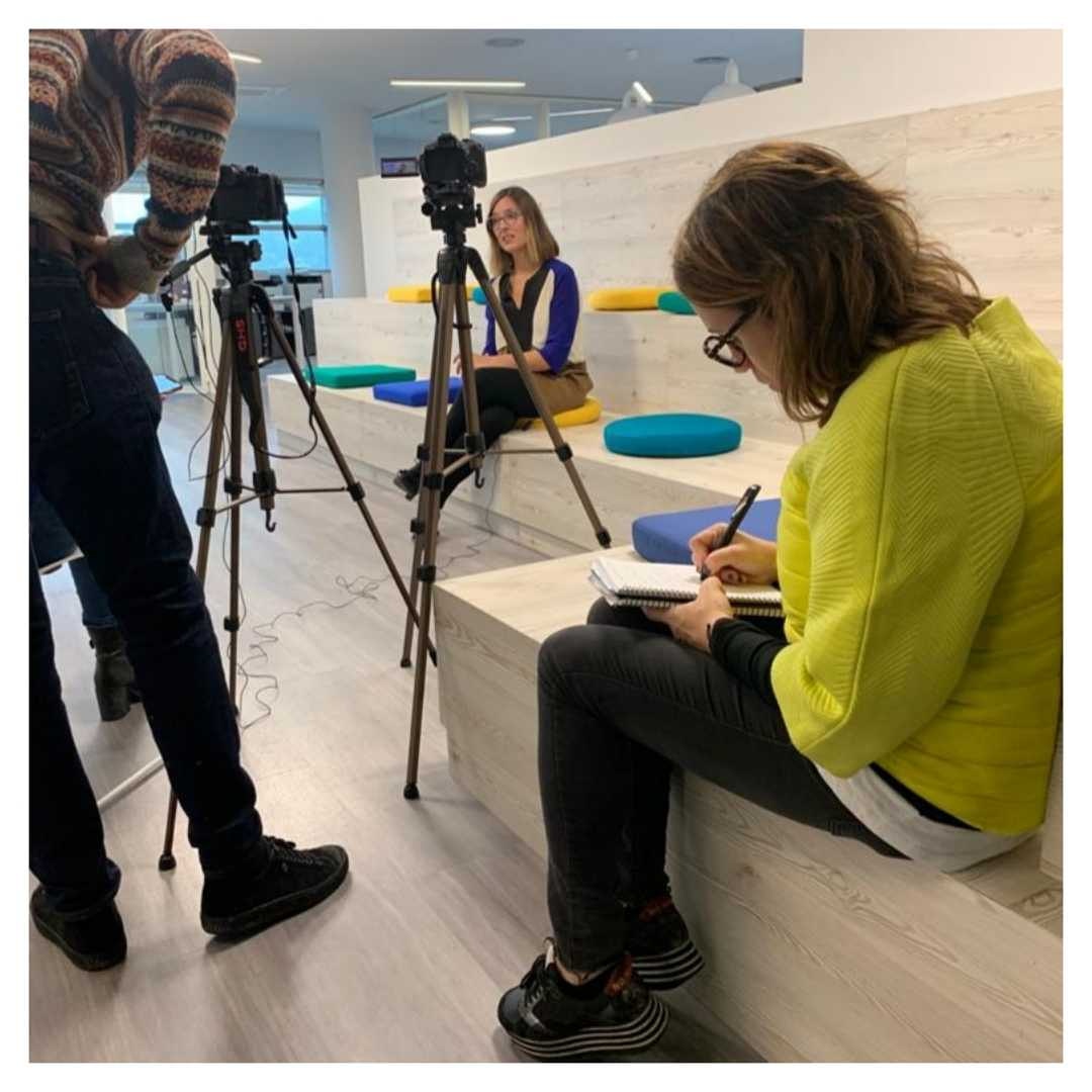 kukafernandez's tweet photo. Todo lo que conlleva un #makingoff hoy @kukafernandez acompañando a @WeloveworkSpace en su entrevista para @mon_empresarial 
#comunicacion #socialmedia #web #diseñografico #spaces #officesdesign #welows #kukafernandez https://t.co/kMEpZUYW9L