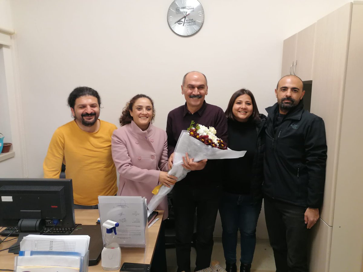 sesamed21's tweet photo. Bismil Devlet Hastanesinde çalışırken 677 sayılı KHK ile Hukuksuzca ihraç edilen Değerli arkadaşımız ve Bismil ilçe Temsilcimiz İsa Gezer'i, işine iade edildiği gün SES olarak ziyaret ettik. Dayanışmanın haklı onurunu, gururunu yaşadık.

Yaşasın Örgütlü Mücadelemiz! Yaşasın SES! https://t.co/z2bNFZfpfC