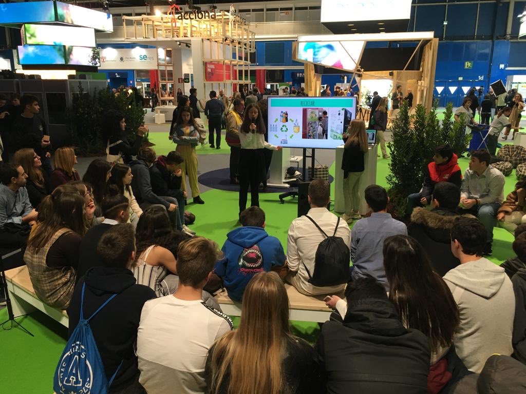 JaioneP's tweet photo. El @CEIPSOBoalo presentando hoy sus proyectos en la #COP25 Han demostrado una vez más que los jóvenes son verdaderos actores del clima. Enhorabuena!!! #TiempoDeActuar #TimeForAction https://t.co/qcyl96wPBl