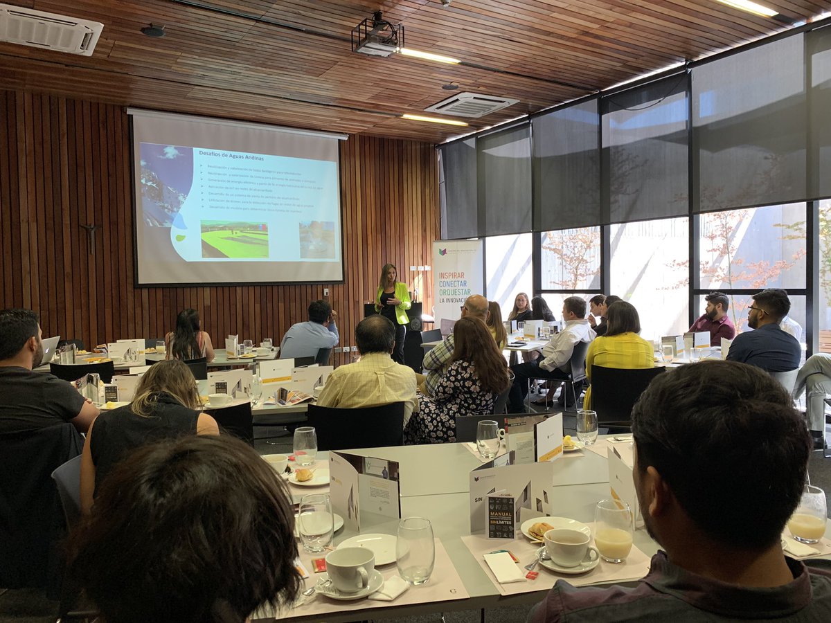En el <a href="/CentroinnovaUC/">Centro de Innovación UC</a> se realiza la bienvenida a empresas y startups que participarán en la versión XI del programa #SINLÍMITES Nuevamente <a href="/aguas_andinas/">Aguas Andinas</a> planteará sus desafios en el ámbito de la innovación, ademas de conectarse con alumnos de pre y post grado de la UC
