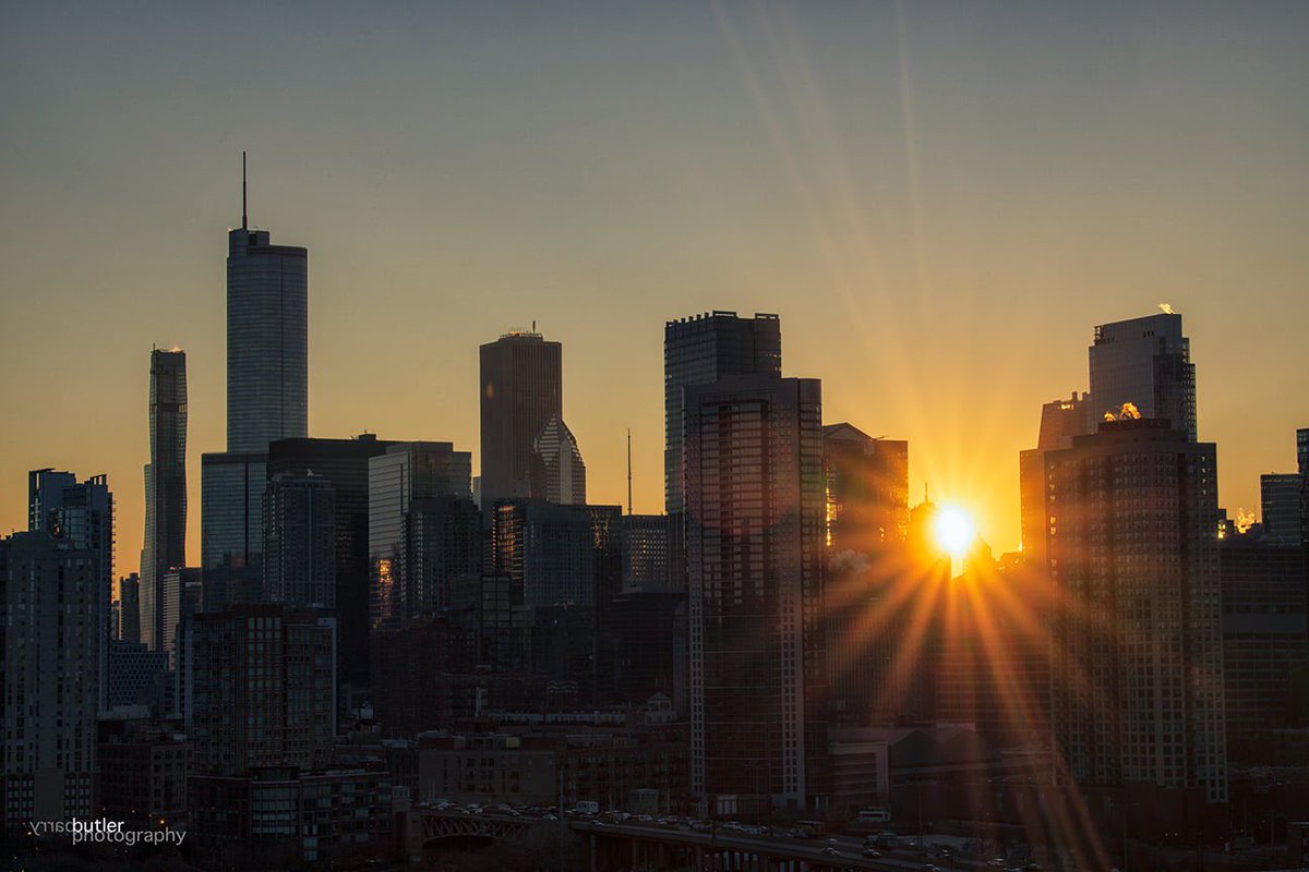 barrybutler9's tweet photo. We have a sunrise! This is the first Chicago sunrise of December 2019...4 days into the month! #weather #news #ilwx #chicago https://t.co/8obiu0jXhA