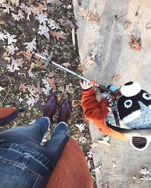 Ear protection, one mitten and a hiking pole (aka leaf blower). It’s a good morning to be a raccoon. #raisingroald ift.tt/2sFHEw9