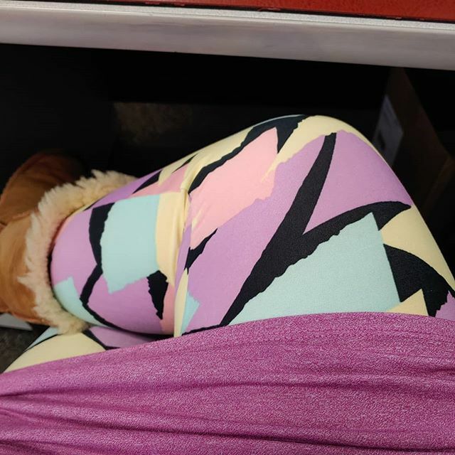 erinswjc's tweet photo. Fun new leggings. #thingsidoat42 #pastelsarefun https://t.co/BwAjSL1kMo https://t.co/RUZW9iEyoE