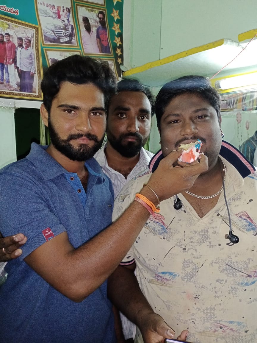 JManjunath16's tweet photo. #PratiRojuPandaage trailer celabreshion s   AP RASTRA SAIDHARAM TEJ YUVATHA.
  GUNTAKAL POWER SEKHAR TEAM  
@IamSaiDharamTej @RaashiKhanna @MusicThaman @DirectorMaruthi @GA2Official @UV_Creations #BunnyVas @SKNonline @LahariMusic #PratiRojuPandaageTrailer https://t.co/kAGQi71tIK https://t.co/B4gHXHWoAH