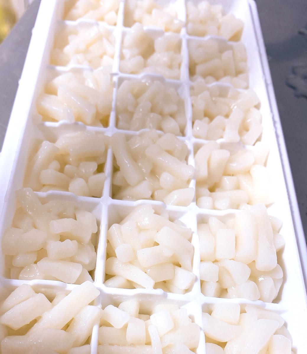 butasantissue's tweet photo. これはズボラ離乳食ライフハックなんですけど、ゆでうどん仕込む時に袋の端っこちょっとだけ破って(空気穴)、包丁で格子状に袋の上から垂直に抑えるようにするとまな板いらず包丁汚れずでうどんが細かくなるよ🥺🥢 https://t.co/FgrvYQC7fL