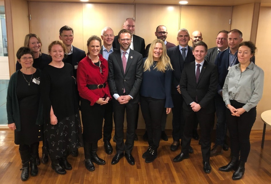 Telia_N_presse's tweet photo. Vår nye CEO @VellanErik er på plass. Startet første arbeidsdag sammen med bransje og myndigheter med et totimers innspillsmøte om sikkerhet og beredskap i vår digitale grunnmur. Møtet var på invitasjon fra @nikolaiastrup og samfunnssikkerhetsminister Ingvil Smines Tybring-Gjedde https://t.co/wQbFkR7oun