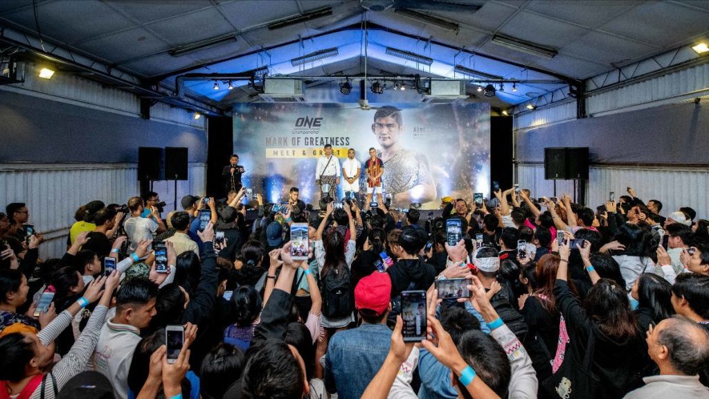 FightBookMMA's tweet photo. AUNG LA N SANG HOLDS MEET-AND-GREET WITH FANS IN KUALA LUMPUR AHEAD OF ONE: MARK OF GREATNESS
.
#mma #SinisterLab #USATodaySports #FightBookMMA #FightBookMMALLC #AlphaOutpost #showyoursupport #elitesportsmma #MMANews… https://t.co/oGgJxElwun https://t.co/zDjLYQVwna