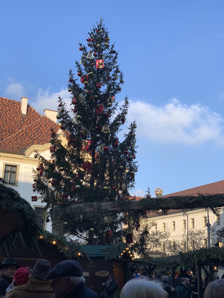 carrietrower's tweet photo. #christmasmarkets 🎄❤️ https://t.co/ZLDBwnEBf1