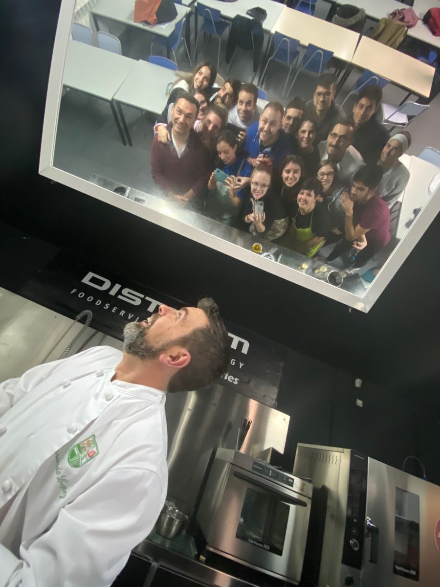 PabloSotoca's tweet photo. Se acerca el final de #MagistEF y ayer tuvimos la suerte de cocinar con 👨‍🍳Fernando López, cocinero-docente de @ehtalcala. A nuestros menús de #edufis llegan las esferificaciones deconstrucciones, espumas... pero las de verdad 😋. Broche final 🔝 😍  @aviudaserrano https://t.co/9RsjL6nKRZ
