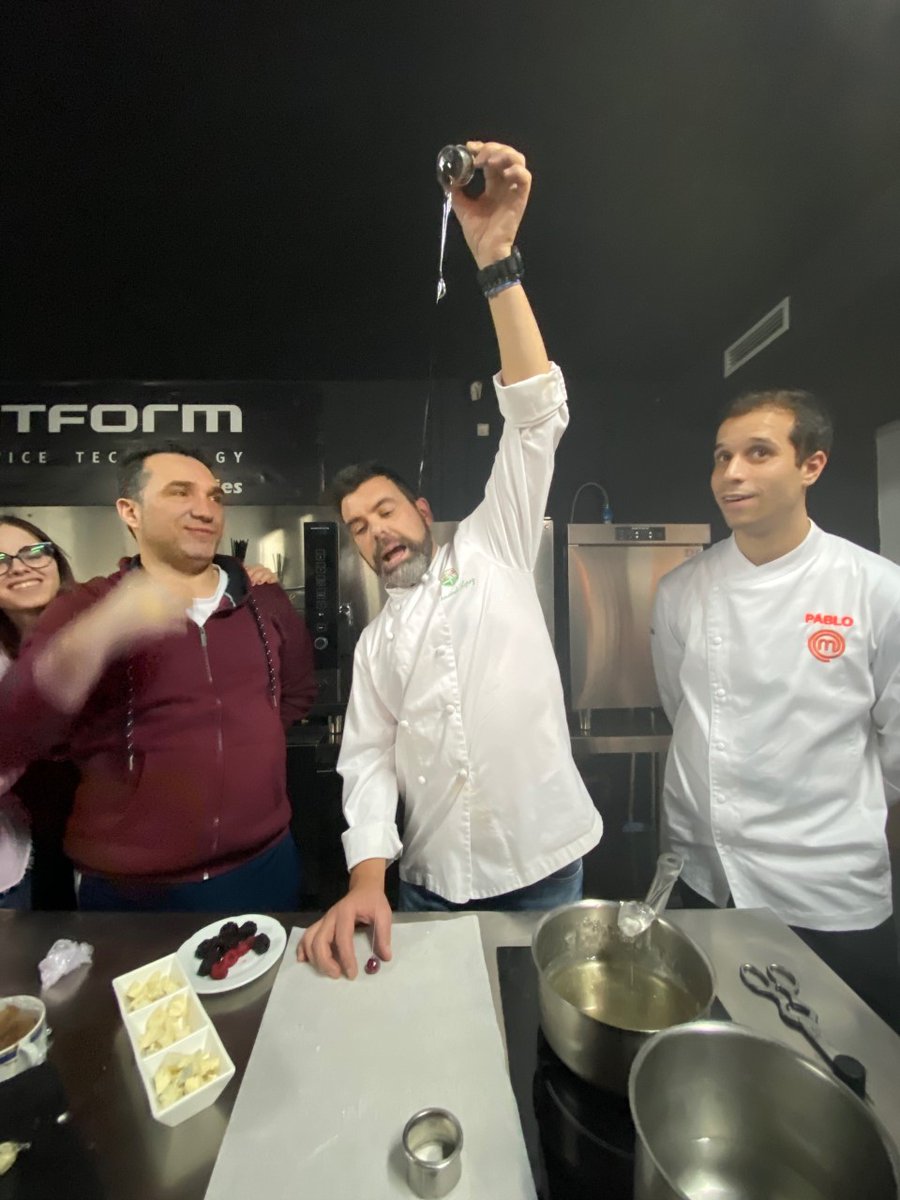 PabloSotoca's tweet photo. Se acerca el final de #MagistEF y ayer tuvimos la suerte de cocinar con 👨‍🍳Fernando López, cocinero-docente de @ehtalcala. A nuestros menús de #edufis llegan las esferificaciones deconstrucciones, espumas... pero las de verdad 😋. Broche final 🔝 😍  @aviudaserrano https://t.co/9RsjL6nKRZ