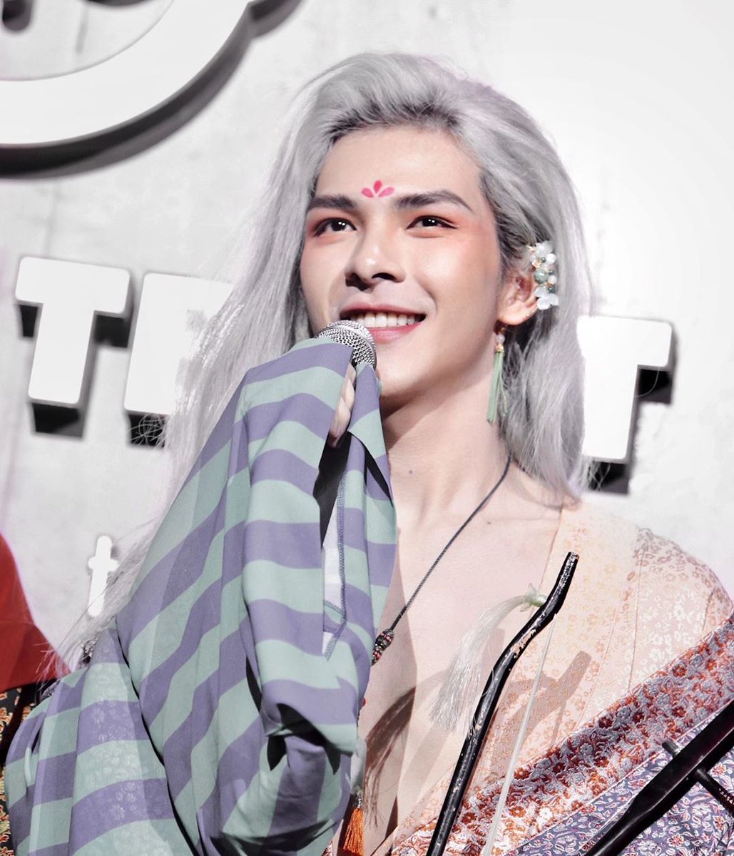 hetthuocchua's tweet photo. If Denis Dang were discovered by some Kpop company early, he would have been the visual of some boy group tbh https://t.co/mHKgLqPgoT