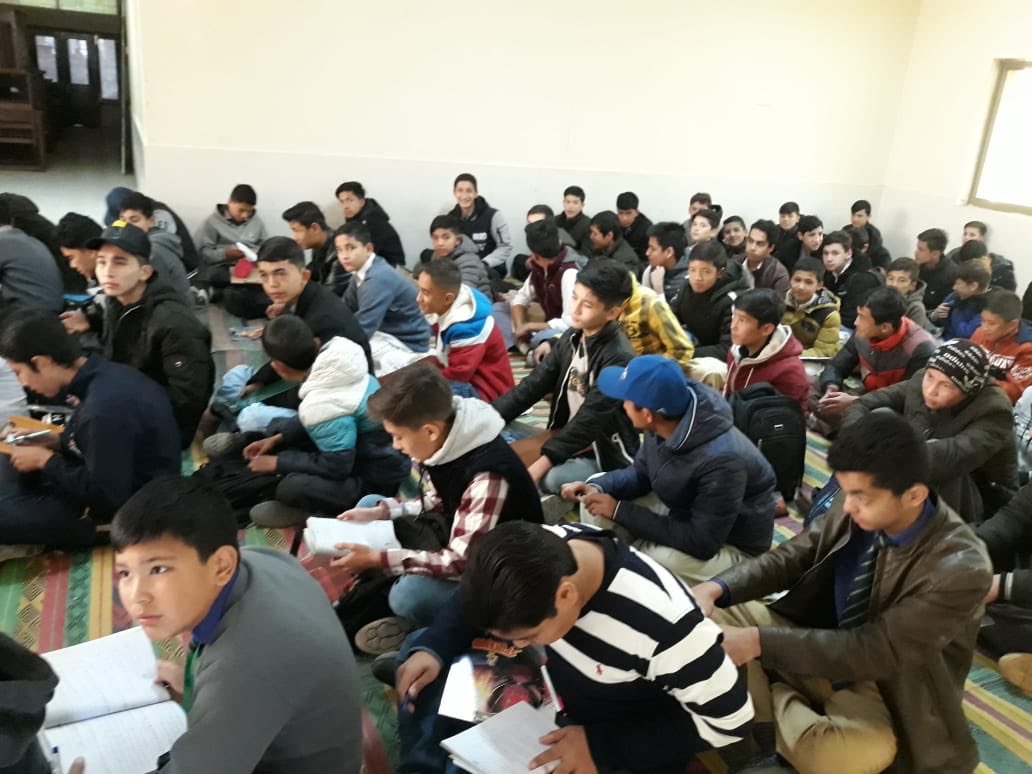 VoiceQuetta's tweet image. #MiddleLevel examinations in #Quetta... students forced to solve their papers on #floor of classroom