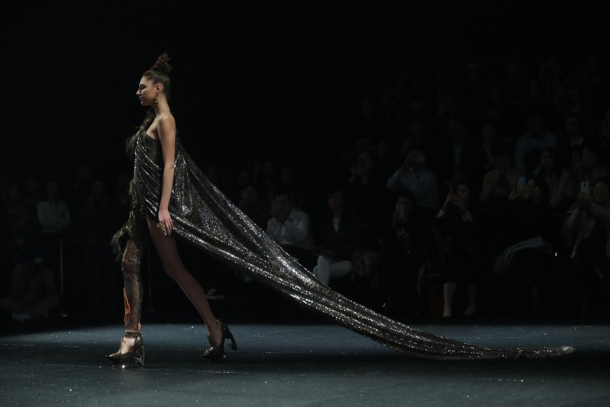 guopeiofficial's tweet photo. More from the runway of International Fashion Design Week! #GuoPei #TheACF #JSIFW @AsianCoutureFed https://t.co/GtCkNzJ6ch