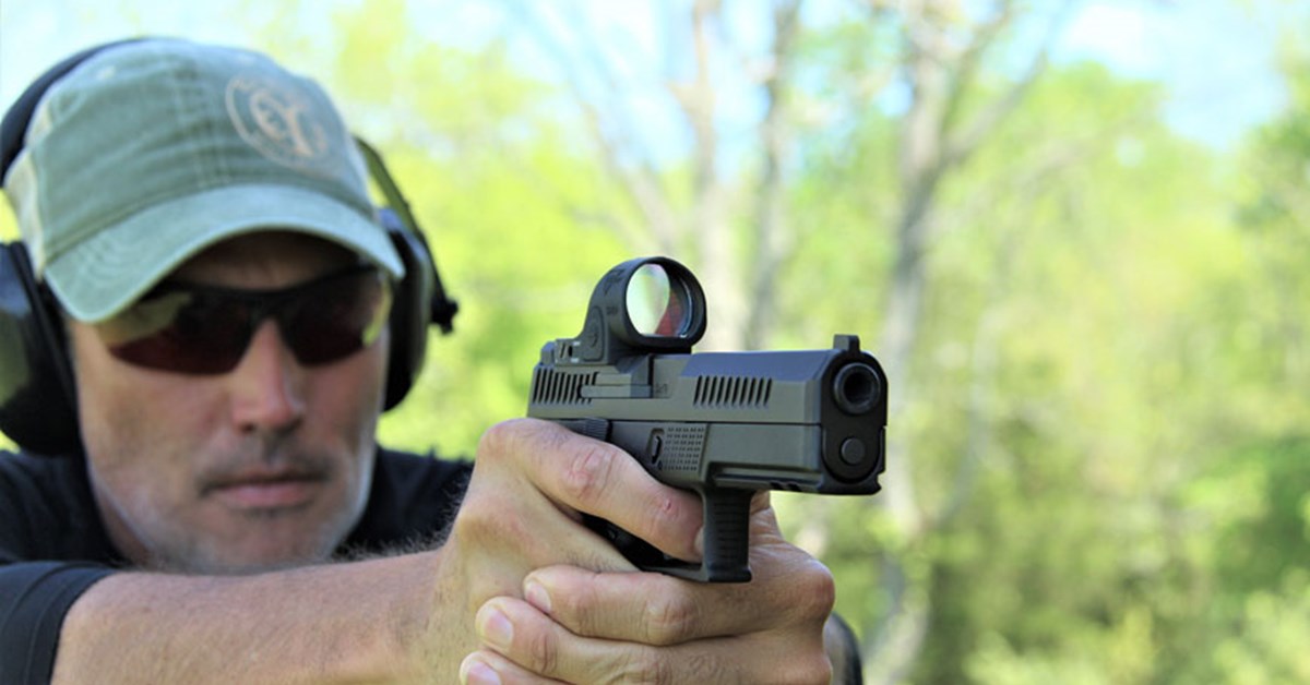 NRAFamily's tweet photo. How Red-Dot Sights Help Aging Eyes (& Everyone Else Too)
--> https://t.co/ld9WS6De4L <-- #Handguns #Rifles #Shotguns #Hunting #SelfDefense #ReflexSights #Optics https://t.co/YyfEj5qxbv