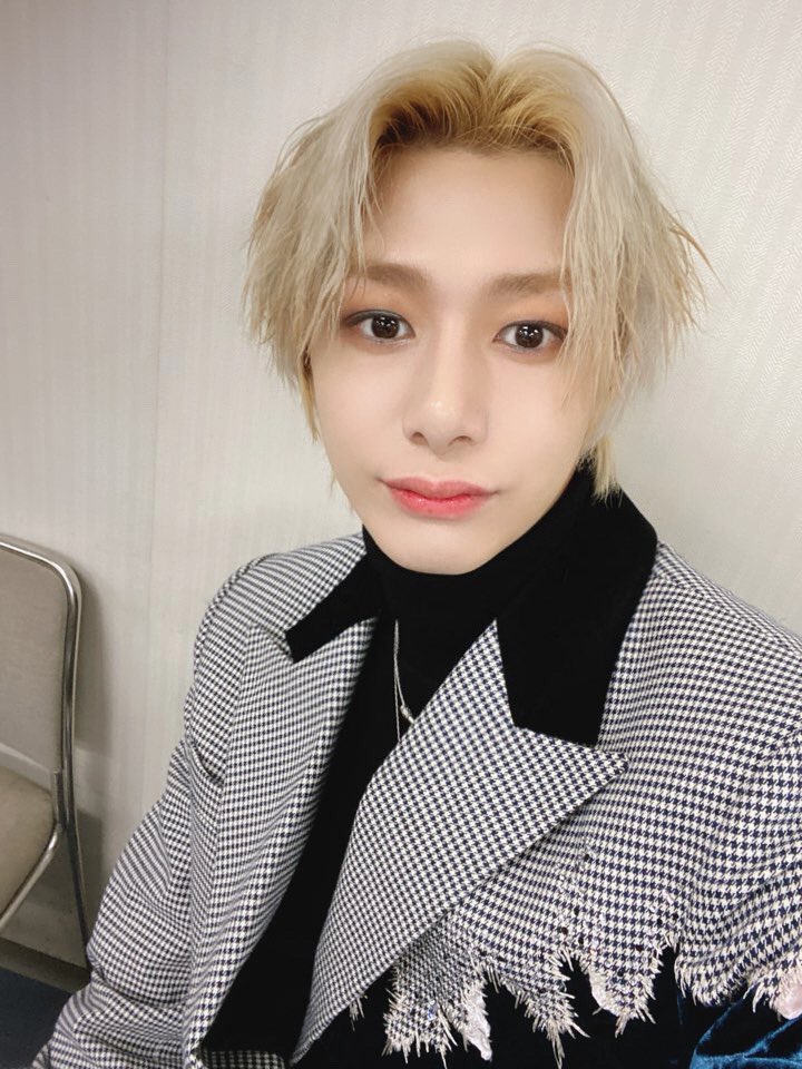 OfficialMONSTAX's tweet photo. [#형원] 오늘 몬베베 덕분에 상을 두개나 받았어요.너무 고맙고 오늘 이 자리에 무대 설 수 있게 만들어줘서 또 고마워요.ㅎㅎ다들 잘자요ㅎ https://t.co/VfqvjJybEL