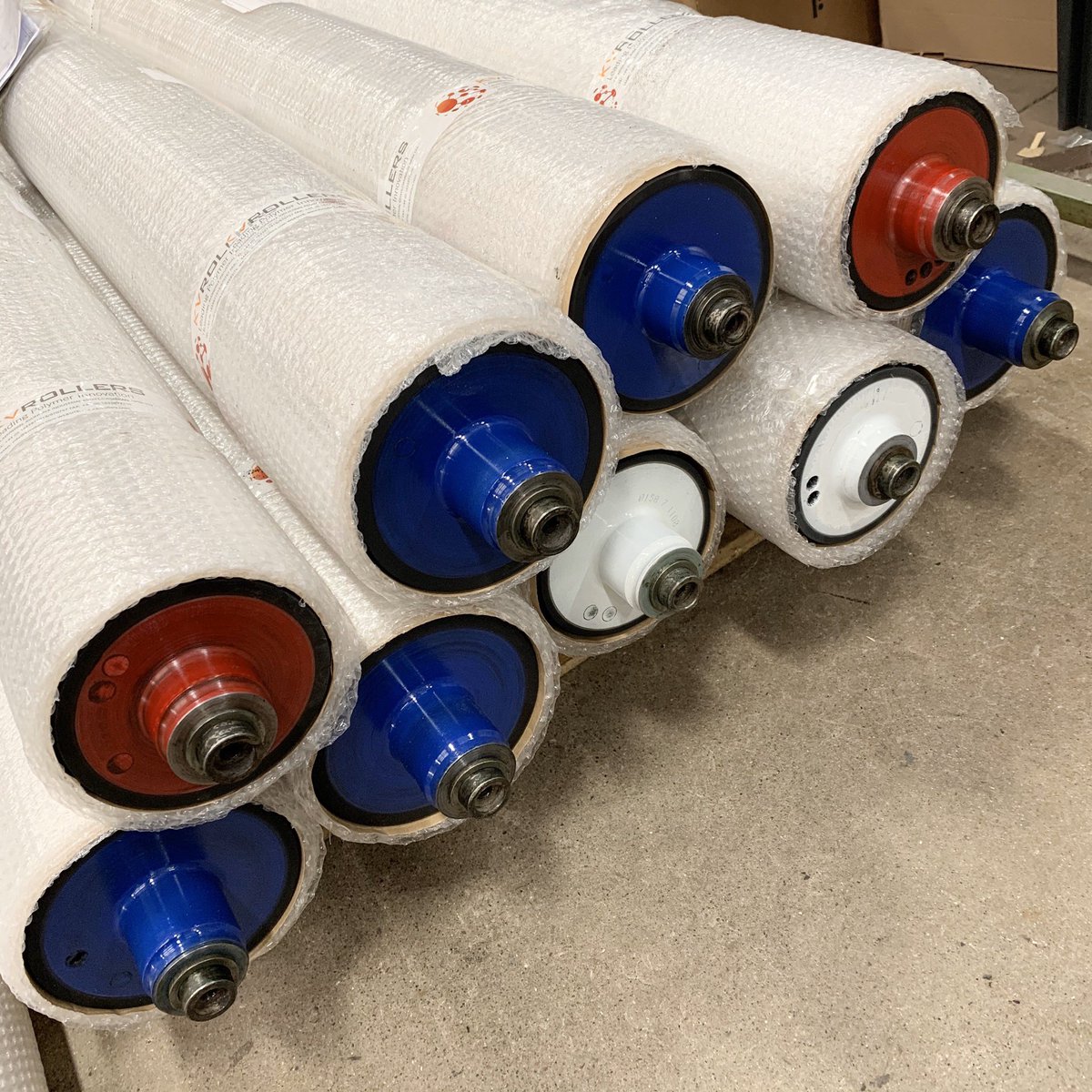 KV_Rol's tweet photo. Some festive coloured printing rollers going through this afternoon - https://t.co/OHdUTqaIkj #kvrollers @KV_Rol #rollers #ukmanufacturing #ukprint #printingrollers #colourcodedrollers #smoothrunningprintingpress https://t.co/rsW7RmPxlv