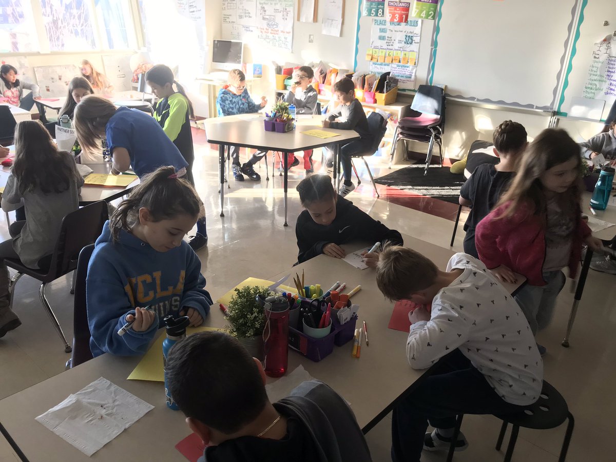 iaras___'s tweet image. Project change making cards for hospitalized kids to uplift their spirits this time of year ❤️❤️❤️❤️❤️@duallanguaged73 @District_73 #cardsforhospitalizedkids #projectchange #become1