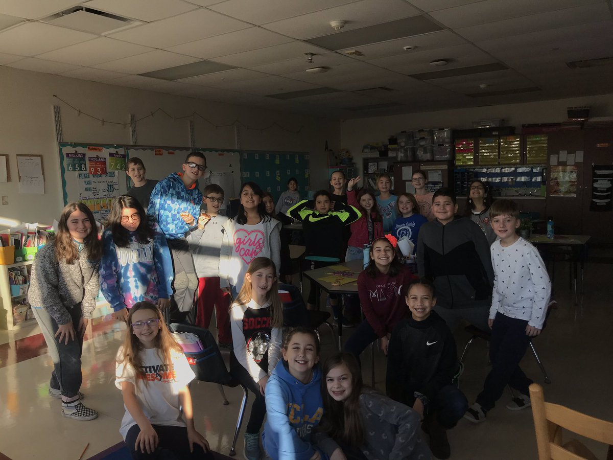 iaras___'s tweet image. Project change making cards for hospitalized kids to uplift their spirits this time of year ❤️❤️❤️❤️❤️@duallanguaged73 @District_73 #cardsforhospitalizedkids #projectchange #become1