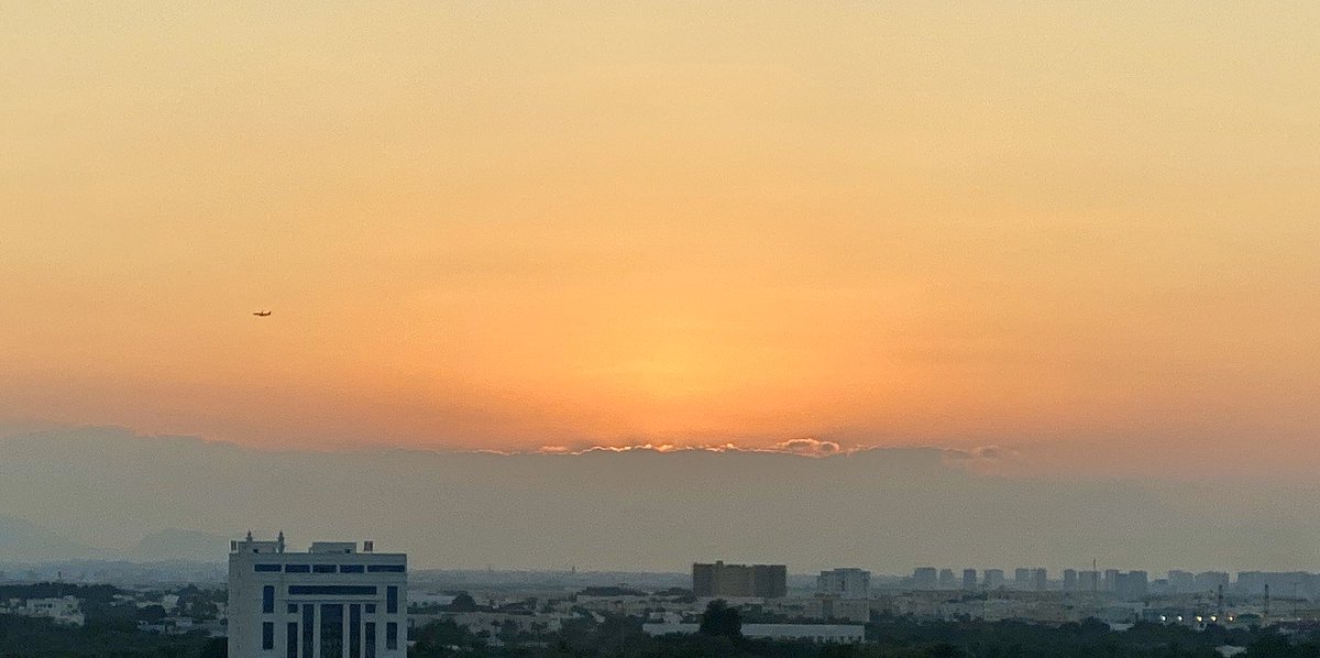 sayanamk's tweet photo. #GloriousSunset #December3rd2019

#WinterSun 

#CloudWithGoldenLining 

Thanks to @SICOTortho &amp; #PanArabOrthopaedicAssociation https://t.co/AXuncJCUxR