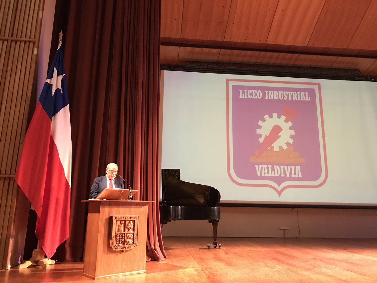 [AHORA] En el Aula Magna de la Universidad Austral de Chile, estudiantes de <a href="/industrialvald/">IndustrialValdivia</a> reciben su licencia de 4to. Medio con sus especialidades técnicas. ¡Éxito muchachos y arriba la educación municipal! 🎓#Valdiviacl