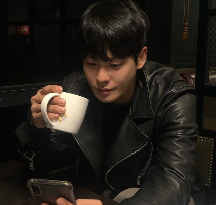 CandiceArchime2's tweet photo. Known has #ChaInHaRestWell his Real name #LeeJaeHo rest in peace 🕊️
Guys I'm so depressed thoze days , I loved him so much he was a really good actor 😭 It's not even a month since GOO Hara death i'm really not okay stay strong everyone 💜 I need some sleep https://t.co/hX8nzP9s8o