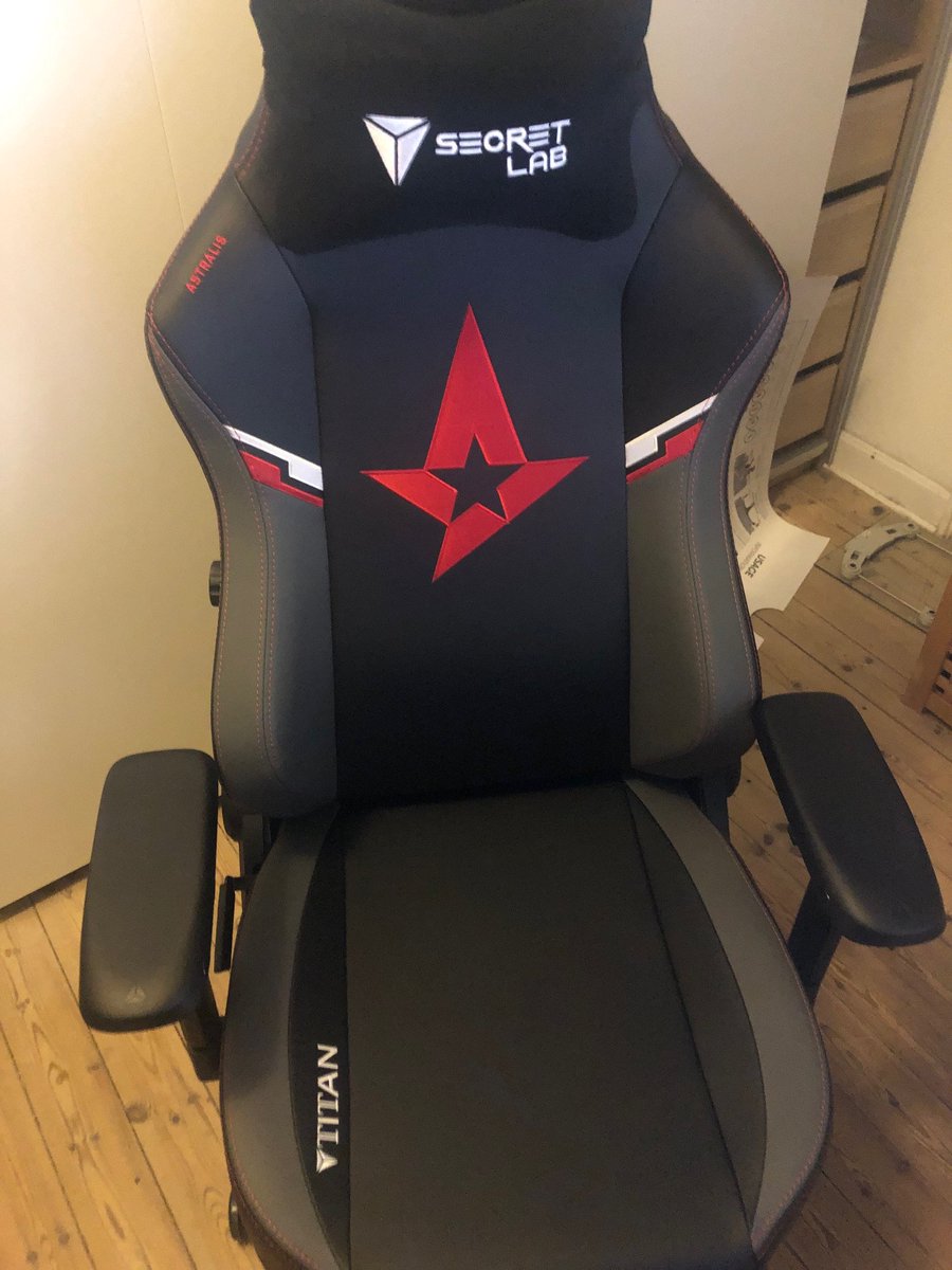 zypathcsgo's tweet image. Som Astralis-medejer, synes jeg dette var nødvendigt! 😎
Btw den bedste stol jeg nogensinde har siddet i 😍
#secretlab
#fanboy
#astralis
