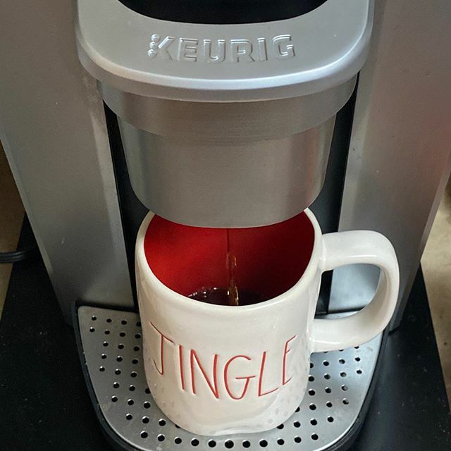 WildHeartdGypsy's tweet photo. Day 4 of the #eyecandyholidaychallenge is 8 o’clock. I start every morning by making coffee and now I can finally use my holiday mugs 🎄❄️ #wildheartedgypsy #christmastime #december #decemberchallenge #photochallenge #raedunn #raedunnchristmas #raedun… https://t.co/NFXZxUl2Ly https://t.co/Vn6BrGBuux