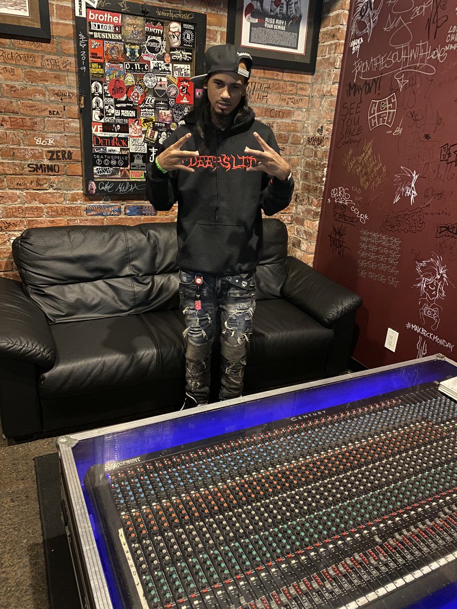 BloodyBoyGoon's tweet photo. Legend
•
•
•
•
#bloodyboygoon #bloodyboygoonpsn #bloodymgmt #deepslit #deepslitdemons #deepslitrecords #iceduprecords #westwarren #warrenup #exit8 #detroit #michigan #mmmp https://t.co/vN9cHv6bp9