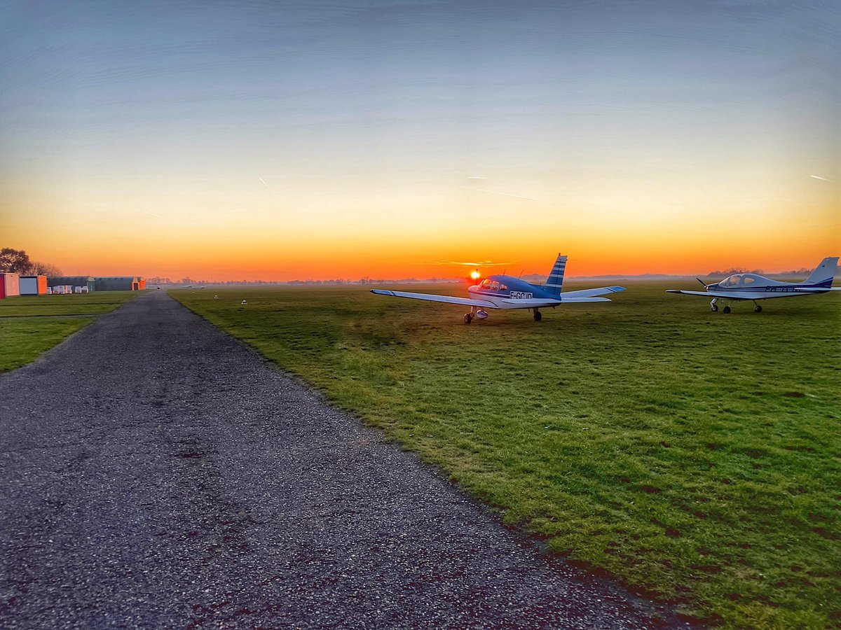 Prachtige zonsondergang 🌅 op Vliegveld Hilversum ✈️
#potn #Avgeek #aviation #Hilversum #planespotting #sunset