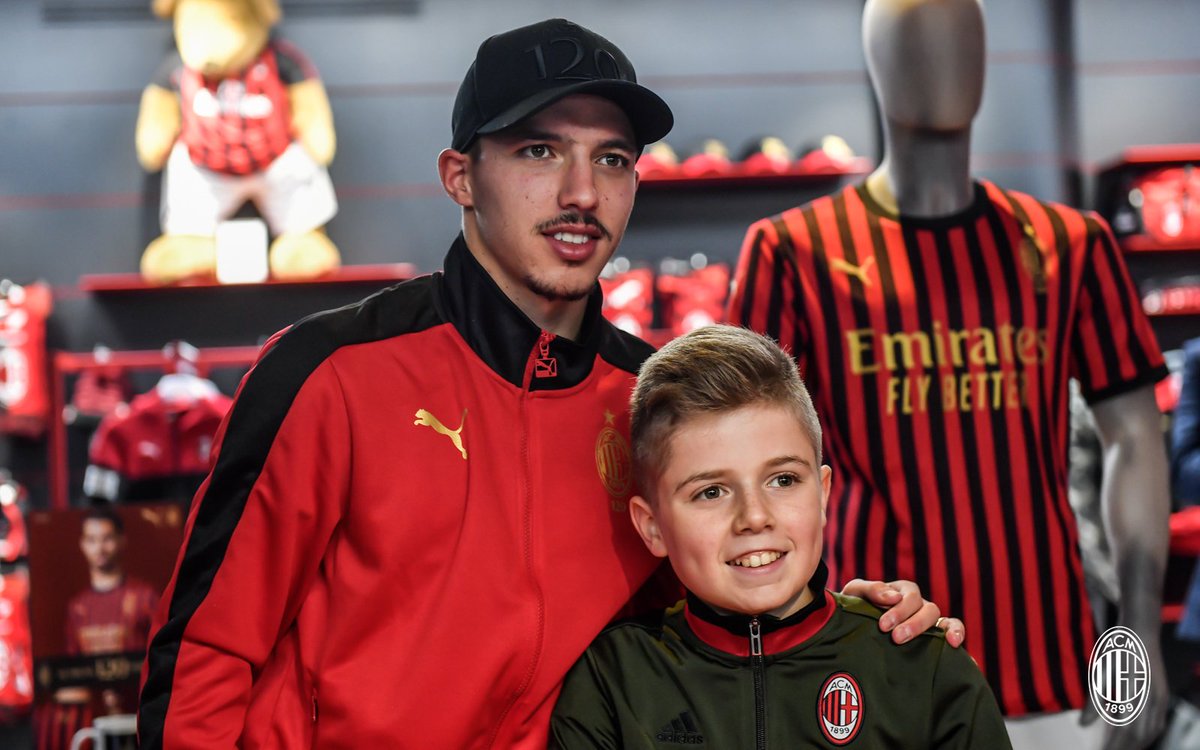Smiles and hugs 🤗 for the lucky Rossoneri fans who met @IsmaelBennacer at Casa Milan this evening 🔴⚫
Sorrisi e abbracci 🤗 questa sera al Casa Milan Store: protagonista assoluto Ismaël Bennacer 🔴⚫
#Passion120 #SempreMilan