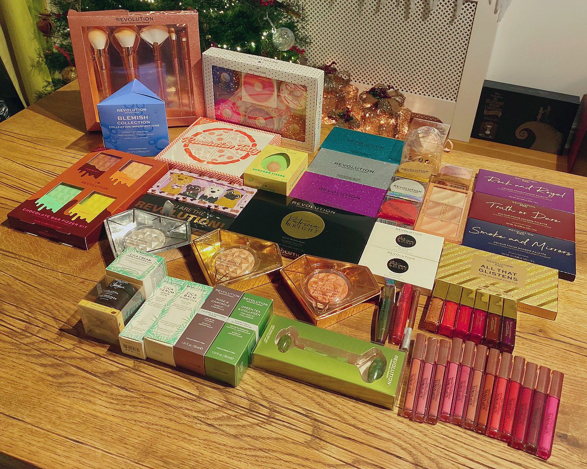 davidbbeauty's tweet photo. I’m still in awe at the generosity of @MakeupRVLTN; the November PR box was enormous and full of amazing goodies. I’m gonna say this every time. How did this happen?! #Gifted #RevolutionPRList https://t.co/VbB8ZigEqX