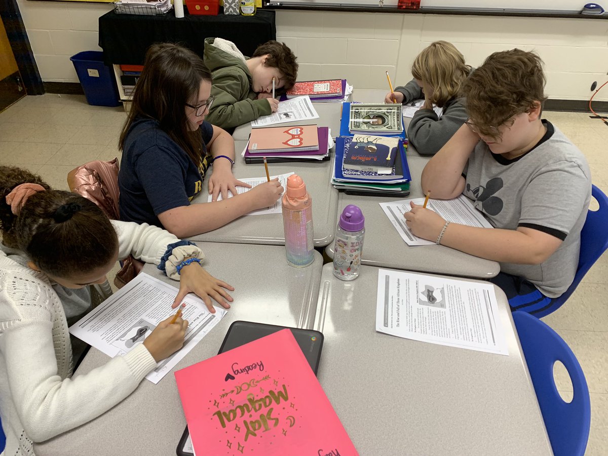 TME_tigers's tweet photo. These 5th graders can annotate with the best!🤓 #readingtolearn #analyzingtext #TMGenius https://t.co/QtNGValbqJ