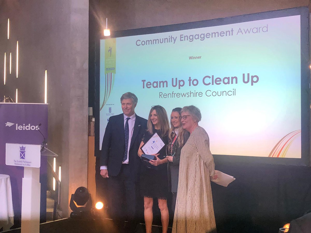 Feeling privileged to present the 'Community Engagement' award at the @HolyroodDaily #publicserviceawards @ScotParl tonight. Huge congrats to @RenCouncilNews for their #TeamUptoCleanUp campaign!😁🏆❤(Sponsored by @CalMacFerries😊)