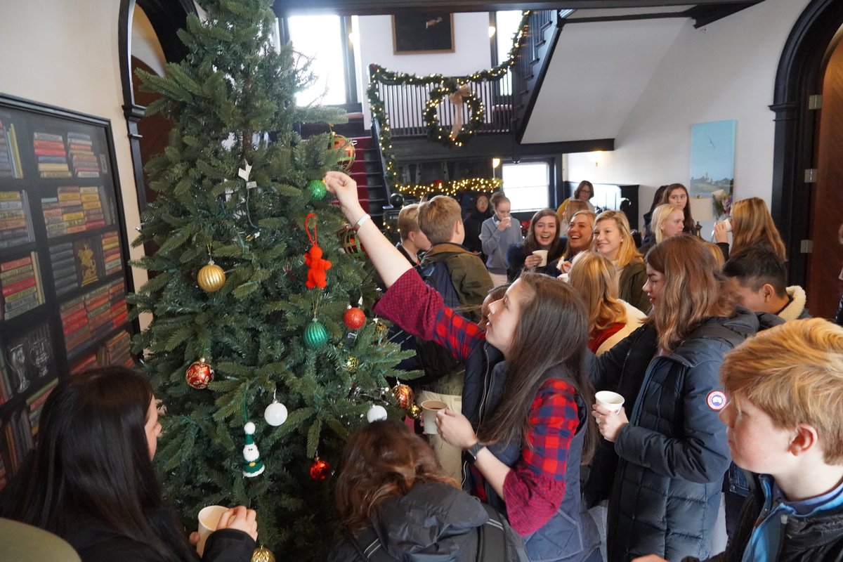 DragonsofSG's tweet photo. Third-formers helped spread some holiday cheer this morning by decorating a tree in the entrance of Old School. https://t.co/RFYeYi9bpc