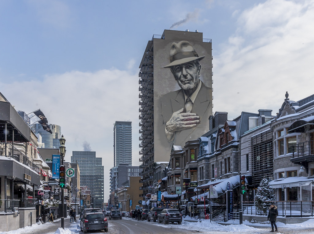 Montreal's tweet photo. Do you know Montréal's Golden Square Mile? 💛
Time to discover this chic jewel of a neighbourhood! 😍 
https://t.co/feMXeT0EqW #MTL @GoldenMontreal #architecture #heritage #shopping 
📷 @evablue https://t.co/4BhP0G0vxm