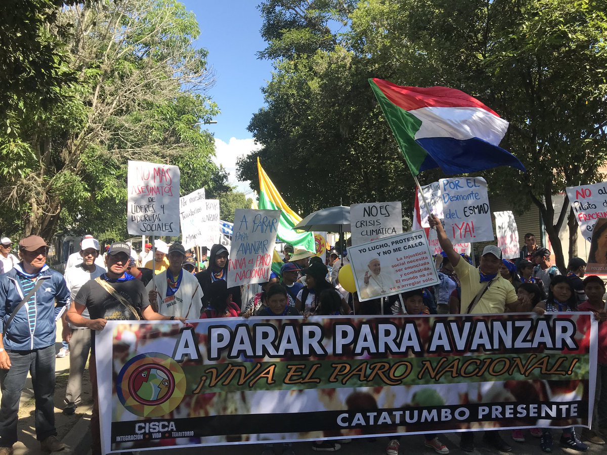 CiscaCatatumbo's tweet photo. #4DSigueElParo Saludamos a quienes han alzado su voz de protesta en la movilización de hoy, a esa gran masa de campesinas/os  valerosos del Catatumbo, a mujeres, trabajadores/ras, estudiantes y todos/as  que nos acompañan en esta jornada histórica de movilización. #4DParoNacional https://t.co/2S39UG8Cia
