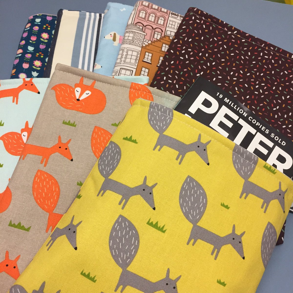 meeliemoon's tweet photo. #handmadehour just some of our foxy book sleeves! Perfect for storing your favourite paperback book in!! #bookloversgift #booklover #books #bookprotector #fox #foxgiftideas #bookstagram https://t.co/abjJS8zUGr #etsyseller #etsyuk #etsycornwall https://t.co/8saicreYnC