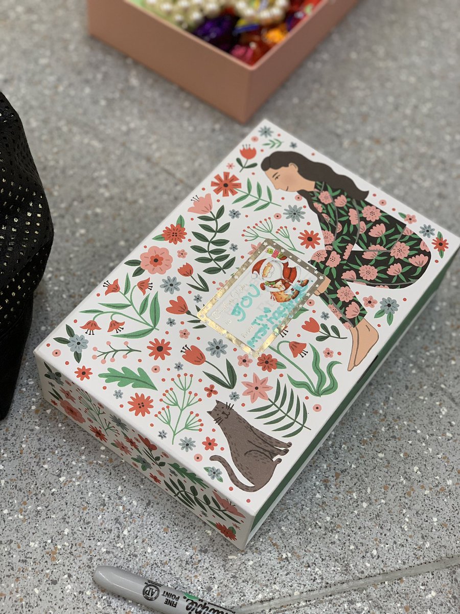 FirstHcknyGuide's tweet photo. We are making Xmas gift boxes for a homeless charity tonight! A great way to recycle some boxes and products #birchbox #girlguiding #kindness https://t.co/tI1na28vyS