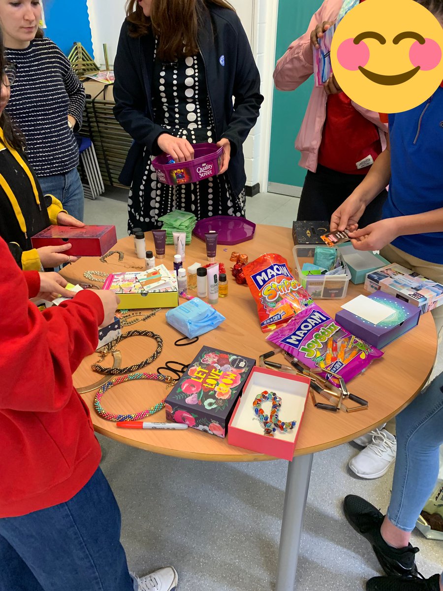 FirstHcknyGuide's tweet photo. We are making Xmas gift boxes for a homeless charity tonight! A great way to recycle some boxes and products #birchbox #girlguiding #kindness https://t.co/tI1na28vyS